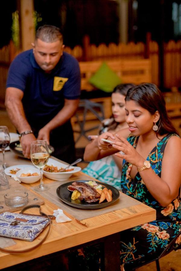 Tuk Tuk Boutique Hotel Negombo Kültér fotó